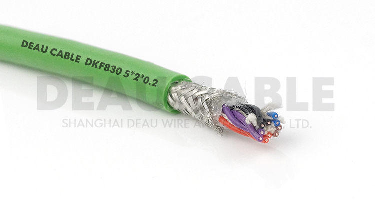 典型應用適用于連續往復運動下的安裝, 特別是工業作用環境下的頻繁彎曲場合, 如現代化機械標準部件的拖鏈中及物流系統、 操控系統、機械自動化系統等。數控機床、 電子設備、 五金沖壓、木材石材機械、玻璃與門窗機械、 注塑機、 機械 (人) 手、 建筑機械、 重型機器廠 、汽車制造、 起重運輸設備、 自動化倉庫、 碼頭、 消防車等的室內外環境需要屏蔽的場所。 特別需要無差異和變化的穩定的信息傳導與監控。